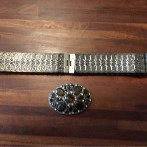 Silver stretch belt with medallion